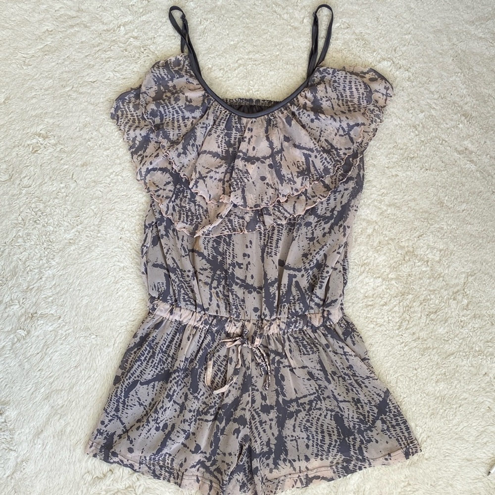 ❤️ Shake Shake Ruffle Jumpsuit Romper from Japan Size Small NWOT